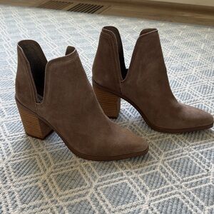 Steve Madden - EUC Havannah Ankle Booties in Mushroom, Sz 8.5